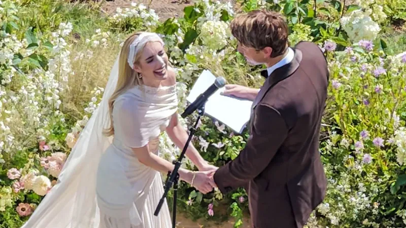 Emma Roberts se casa con Cody John en una boda de ensueño y con su tía Julia como testigo