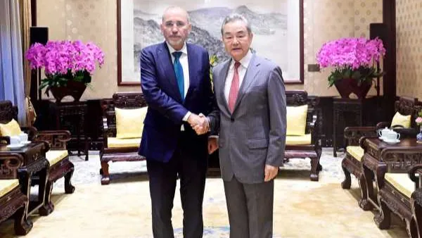 Canciller chino, Wang Yi, se reúne en Beijing con vicepremier y canciller jordano, Ayman Safadi
