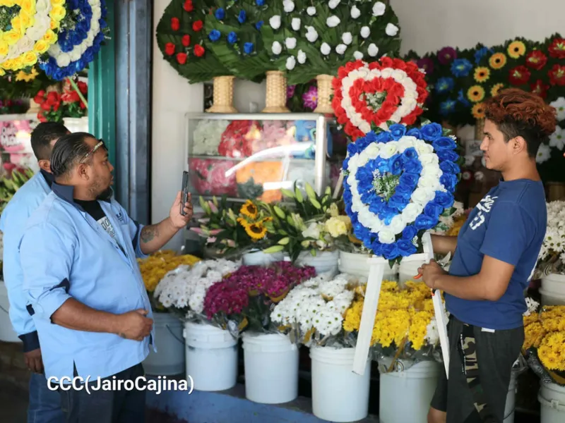 Comerciantes preparados con gran variedad de flores para este 2 de noviembre