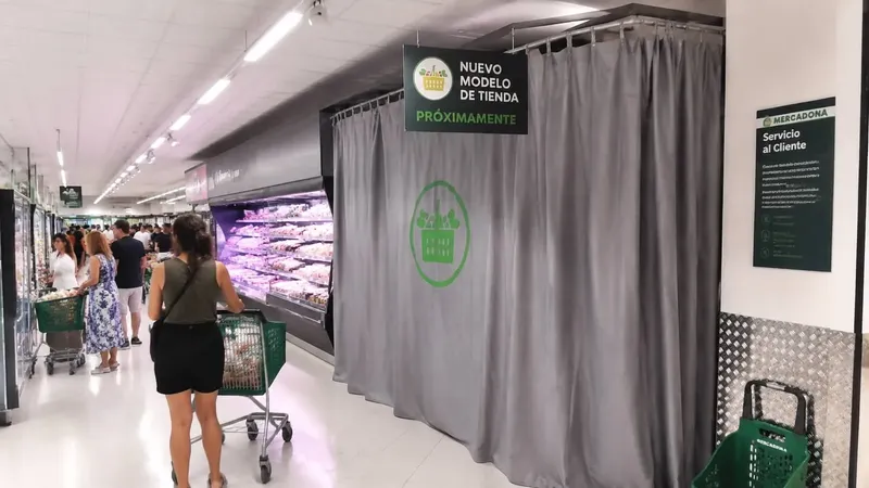 Mercadona comienza a transformar sus supermercados para competir con Lidl: quitan la pescadería y unas misteriosas cortinas ocultan más cambios