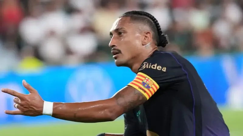 Raphinha estrena capitanía con gol y posible guiño a Julián Alvarez