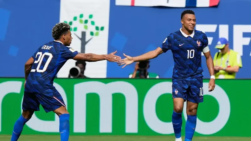 Mbappé, de risas tras los goles de Inglaterra
