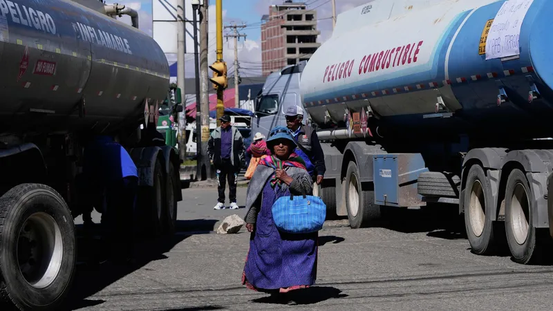 La escasez de gasolina dispara los precios de combustibles en esta zona de Bolivia