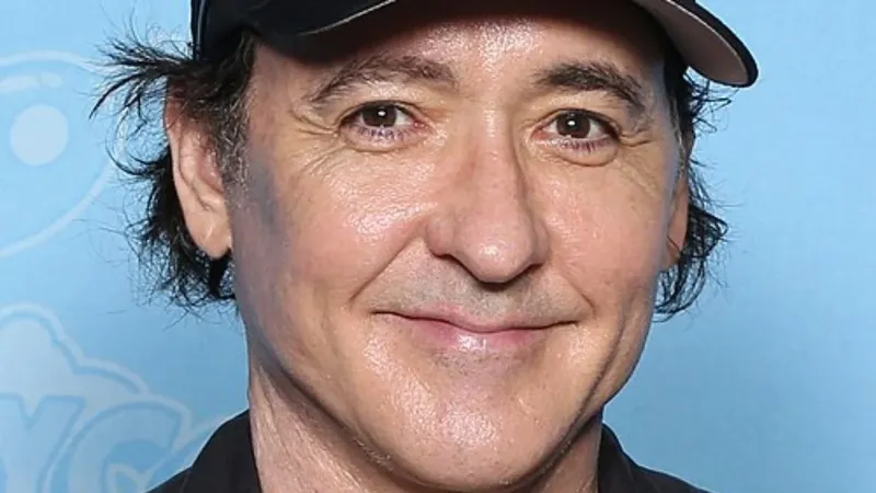 John Cusack fue una de las estrellas de los 90, pero lleva 10 años encadenando películas directas a vídeo: se mudó de Los Ángeles y volvió a su ciudad natal