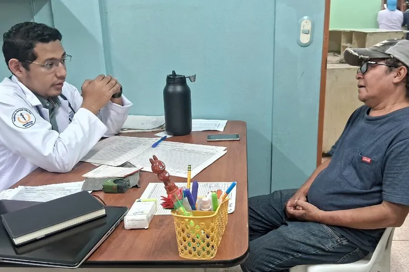 Especialistas atienden a pacientes crónicos en feria de salud