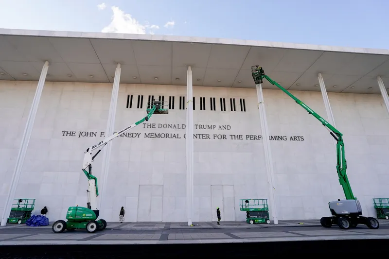 Justicia bloquea intento de Trump para añadir su nombre a un famoso centro de arte