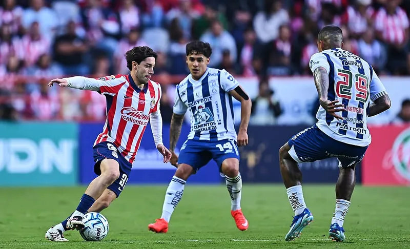 Chivas ya saboreaba el triunfo, pero Pachuca rescató un punto