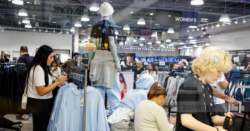 Confianza de los consumidores en EE.UU. mejora, pero sigue cerca de su mínimo histórico