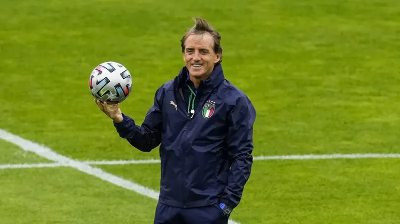Roberto Mancini y Claudio Ranieri, los elegidos para sacar a Italia de la crisis en la selección