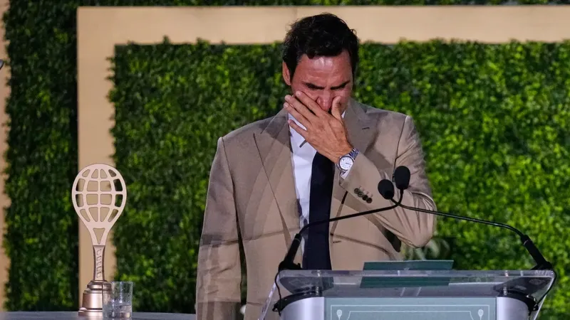 Roger Federer entra al Salón de la Fama y derrama lágrimas al dar emotivo discurso