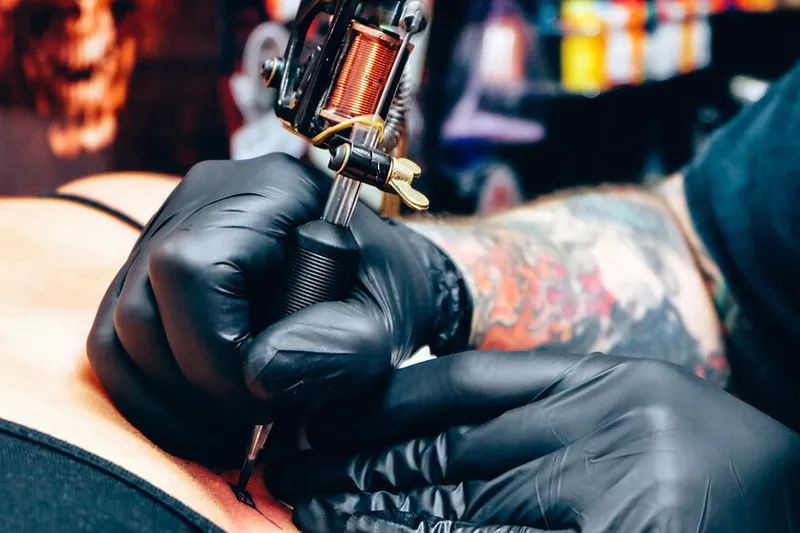 Trabajar siete días a la semana en esta startup de IA no era suficiente compromiso, también pedían un tatuaje obligatorio