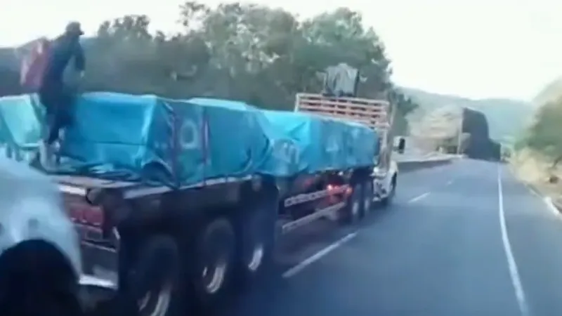 VIDEO: Detiene un camión sin frenos con su propio vehículo y evita una catástrofe