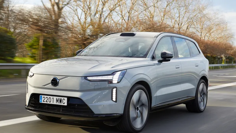 Volvo ha convertido a sus coches eléctricos en una red de avisos en tiempo real y de paso aprovecha para darle un buen empujón a Apple CarPlay