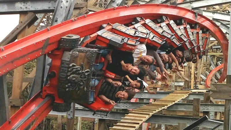 ‘Six Flags’ clausura montaña rusa tras cientos de denuncias por DAÑO CEREBRAL y una muerte