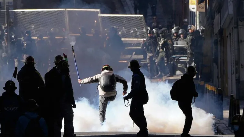 Protestas son "un duro cuestionamiento al Gobierno de Paz": ¿qué opciones tiene Bolivia para salir de la crisis?