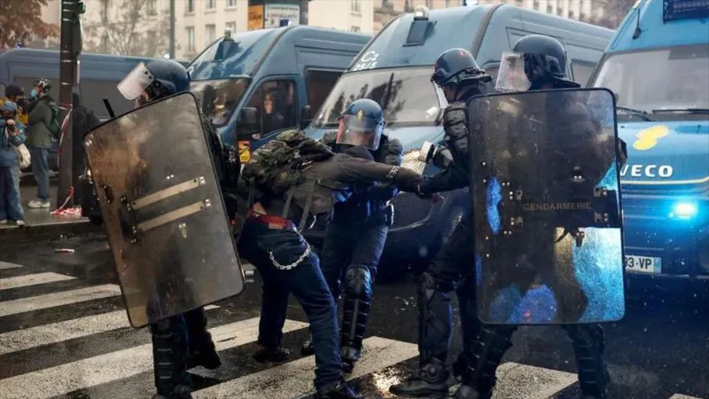 Francia prepara bloqueo de redes sociales ¿para ocultar la represión?