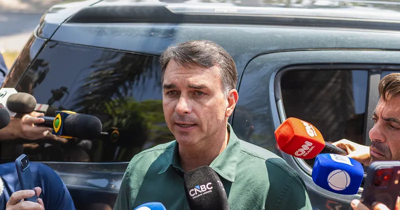 Flávio Bolsonaro dice que la Policía Federal lo citó para que entregue su pasaporte