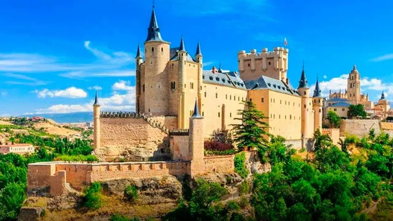 El histórico castillo a una hora de Madrid que sirvió de molde para el primer gran clásico de Disney