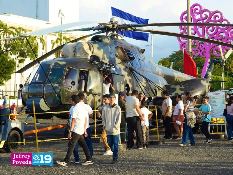 Familias disfrutan la experiencia de visitar la Exposición Estática del Ejército de Nicaragua
