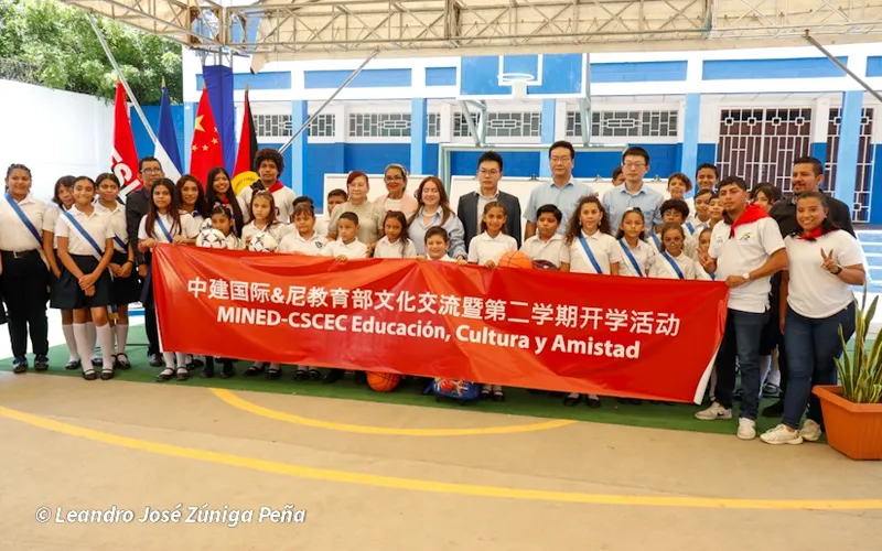Empresa China CSCEC entrega material educativo al Colegio San Sebastián