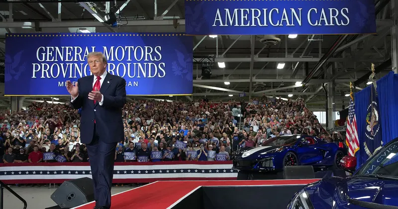 Trump defiende sus aranceles ante trabajadores de GM de cara a las elecciones de mitad de mandato