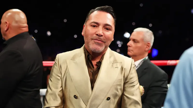 Óscar de la Hoya pide que suspendan la pelea del Canelo, por las amenazas de ataques en Riad