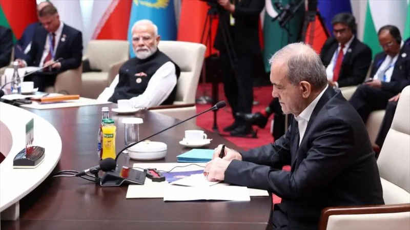 Presidente de Irán participa en Cumbre del bloque Shanghái en Kirguistán