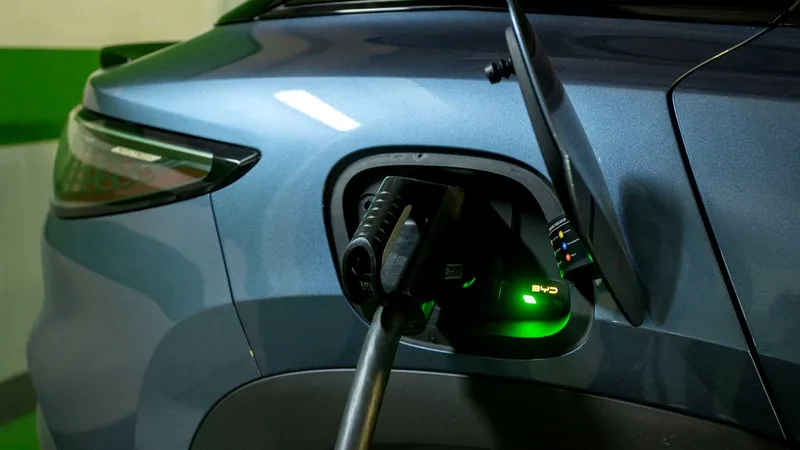 Atravesada por un clavo, sobrecargada, aplastada, sumergida y, ahora, a 700ºC: la Blade Battery de BYD soporta el calor extremo sin incendiarse