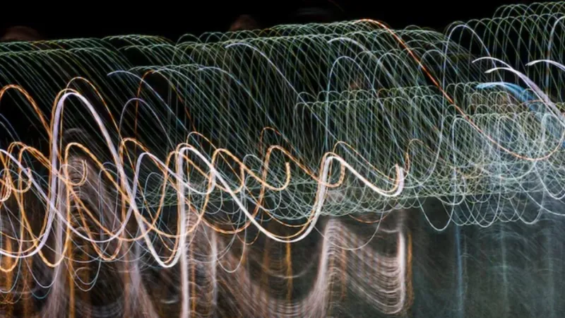 Querían cambiar unos pocos átomos dentro de un cristal y acabaron descubriendo diez materiales que no existían en los catálogos. El accidente podría ofrecer un nuevo atajo hacia mejores superconductores