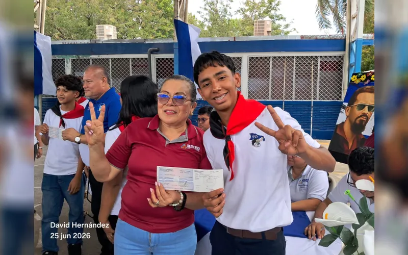 GRUN realiza entrega de Bono Presidencial en saludo al Día Nacional del Maestro