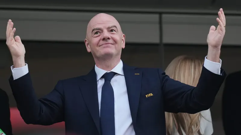 No solo confederaciones y clubes, también aficionados se vuelcan en coalición contra el presidente de la FIFA
