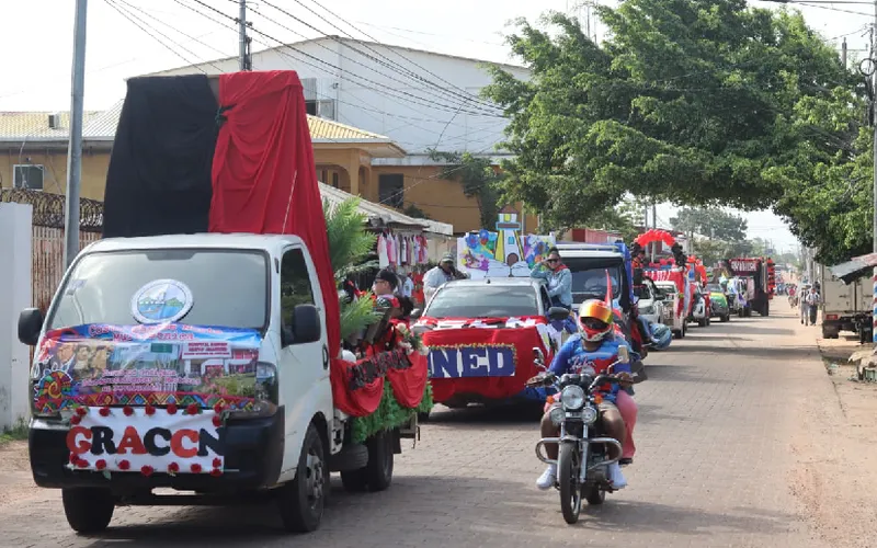 Caravana de carrozas resalta la historia, identidad y avances del Caribe Norte
