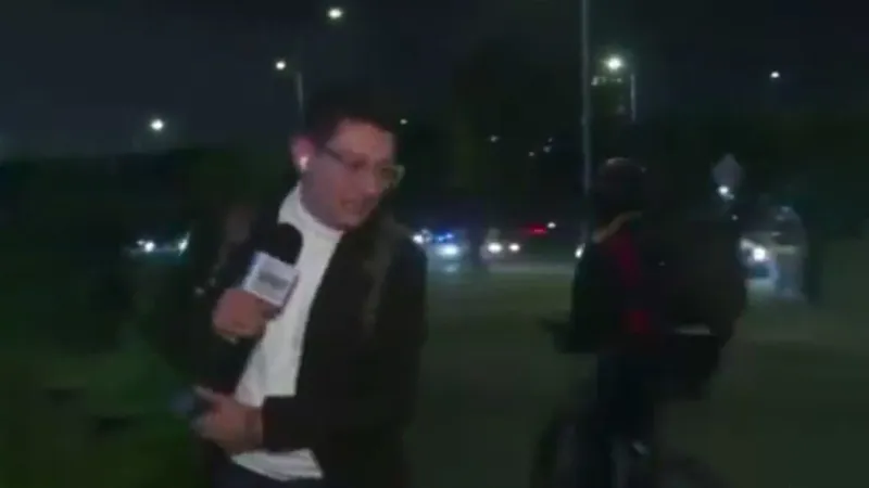 Periodista sufre dos intentos de robo cuando estaba en transmisión en vivo