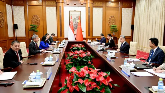 Canciller chino señala que China está dispuesta a promover la cooperación con Singapur