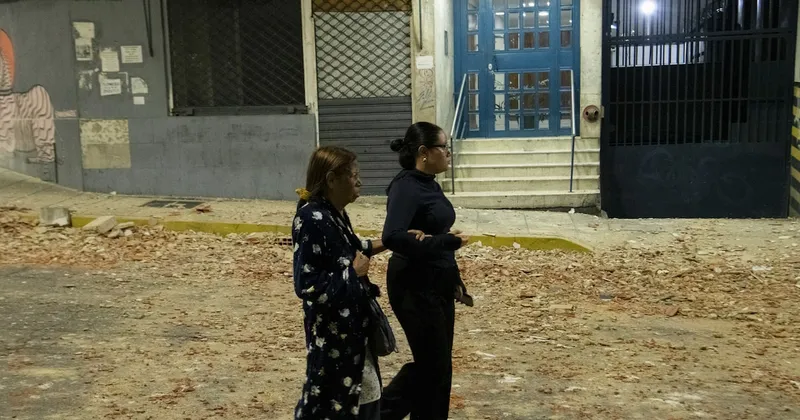 Aumenta a 235 la cifra de muertos por los terremotos en Venezuela