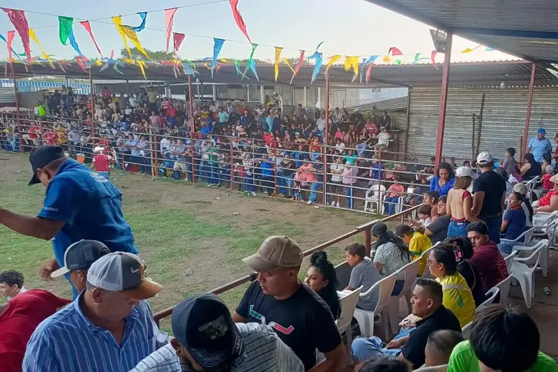 Tradición taurina reúne a familias y jóvenes en Managua