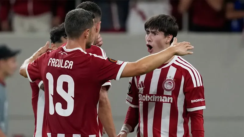 La “Hormiga” González se puso la del Puebla con un aficionado mexicano en la Europa League