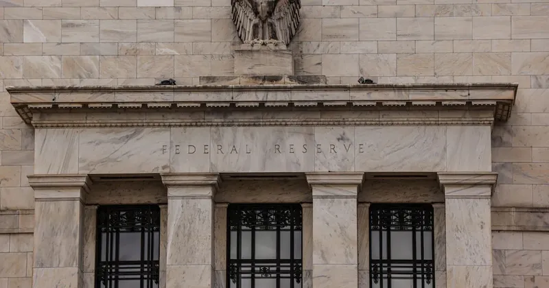 La Fed mantiene las tasas de interés y espera más datos antes de decidir su próximo movimiento