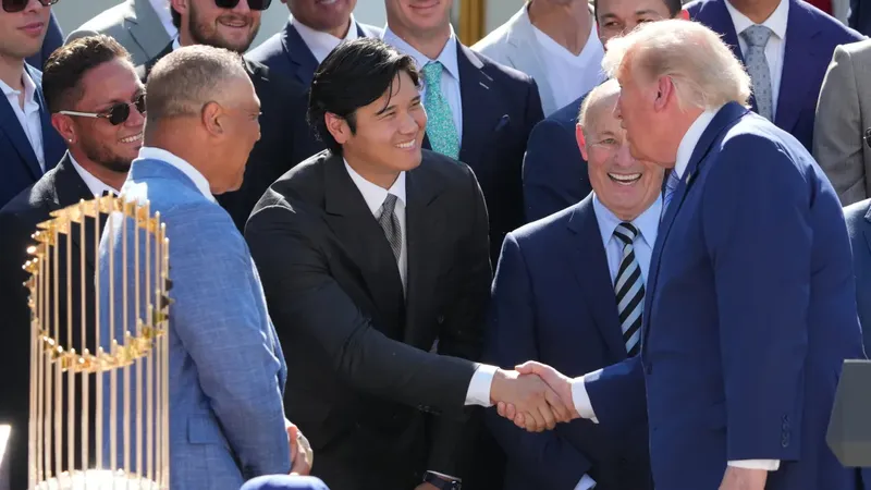 Sin Mookie Betts ni Kiké Hernández Dodgers visitan la Casa Blanca en medio de la polémica