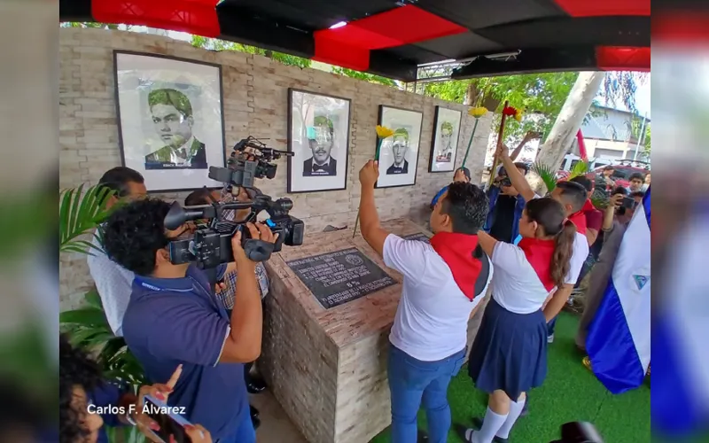 Juventud Nicaragüense Honra a los Héroes del 23 de Julio con Flores de Patio
