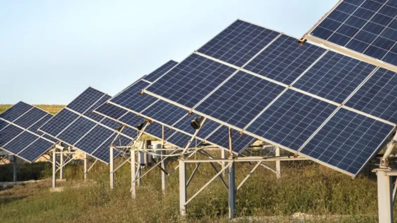 Barajas estrena el mayor parque solar instalado en un aeropuerto europeo: 215.000 paneles y 120 MW de potencia