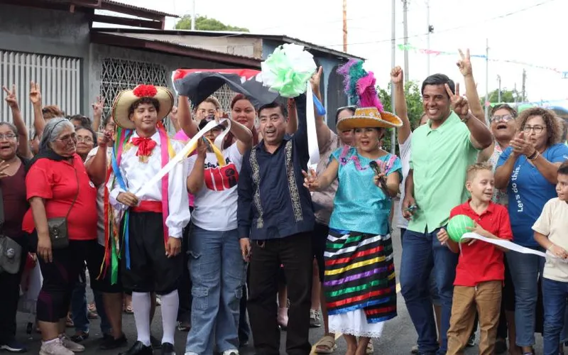 Familias del barrio Laureles Norte estrenan más calles de asfalto