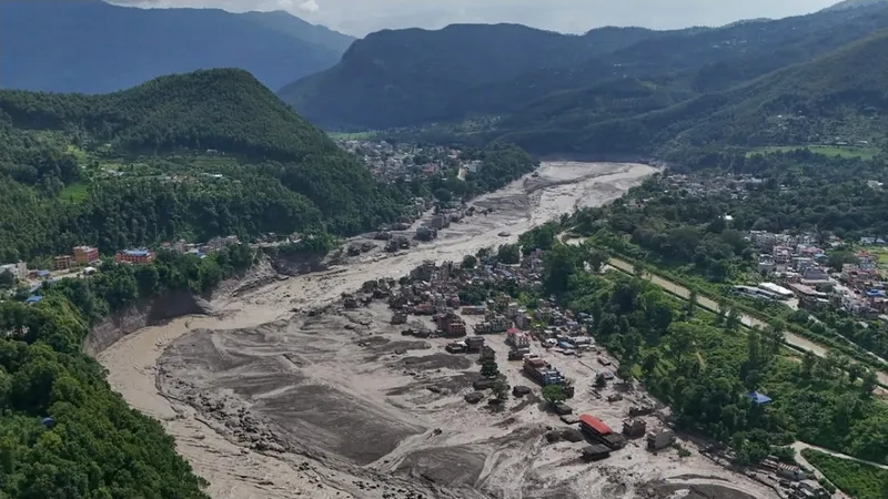 A 472 ascienden las muerte por las devastadoras inundaciones Nepal y China
