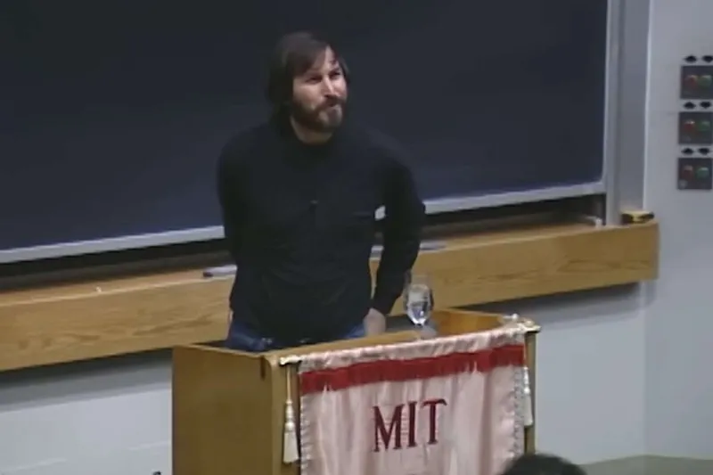 Steve Jobs fue invitado para inspirar a estudiantes. Acabó criticando la profesión que muchos querían ejercer