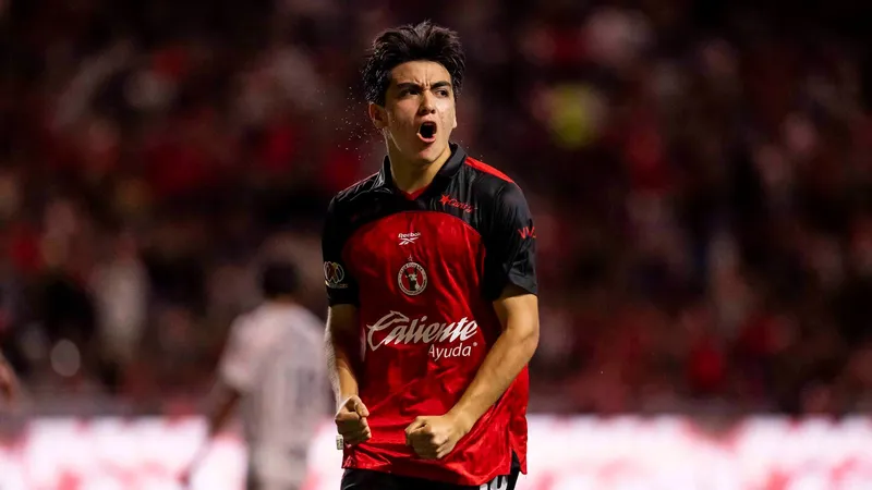 Gilberto Mora ya vale lo que ‘Chicharito’ valía a los 28 años