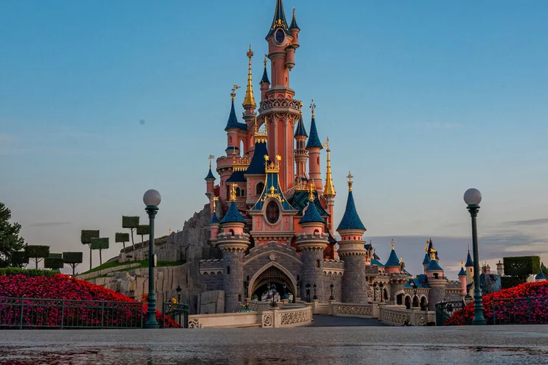 Disney se ha gastado más de 5.700 millones de euros en Disneyland París. Treinta años después aún no ha recuperado ni la mitad