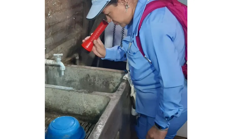 Brigadistas aplican larvicida Natular DT en el barrio Ayapal