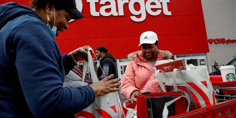 La búsqueda de ofertas para regreso a clases en EU comienza; facturas más altas presionan