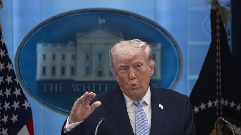 Trump amenaza con llevar a “un nivel mucho más alto” los ataques contra Irán
