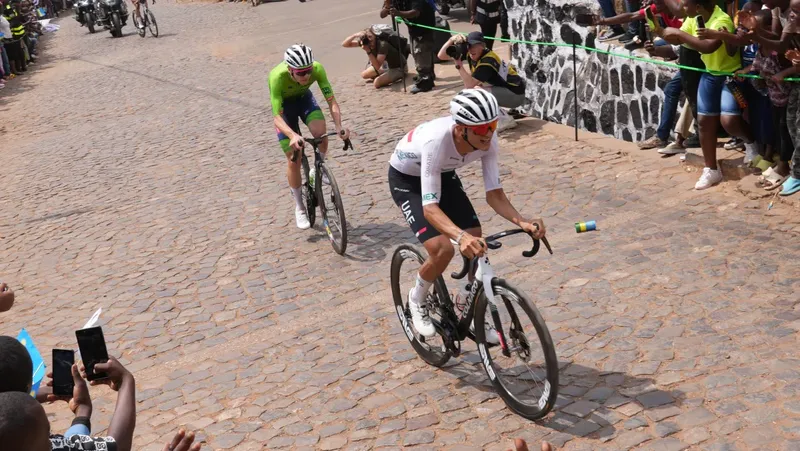Isaac del Toro gana etapa 7 del Tour de Auvernia y apunta a llevarse la general